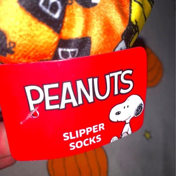 Snoopy Slippers Socks NWT - Picture 3 of 5